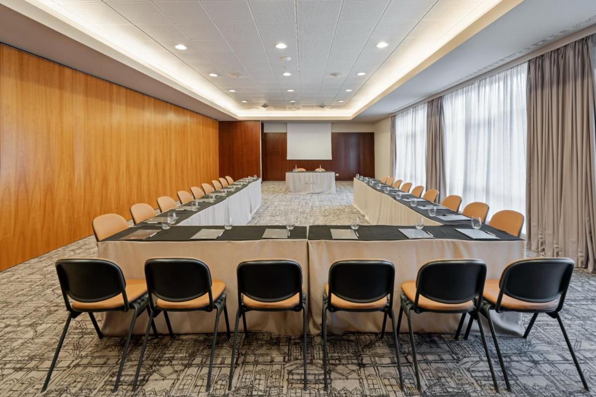 A área empresarial e/ ou a sala de conferências de Terceira Mar Hotel