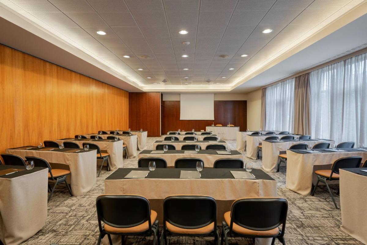 A área empresarial e/ ou a sala de conferências de Terceira Mar Hotel
