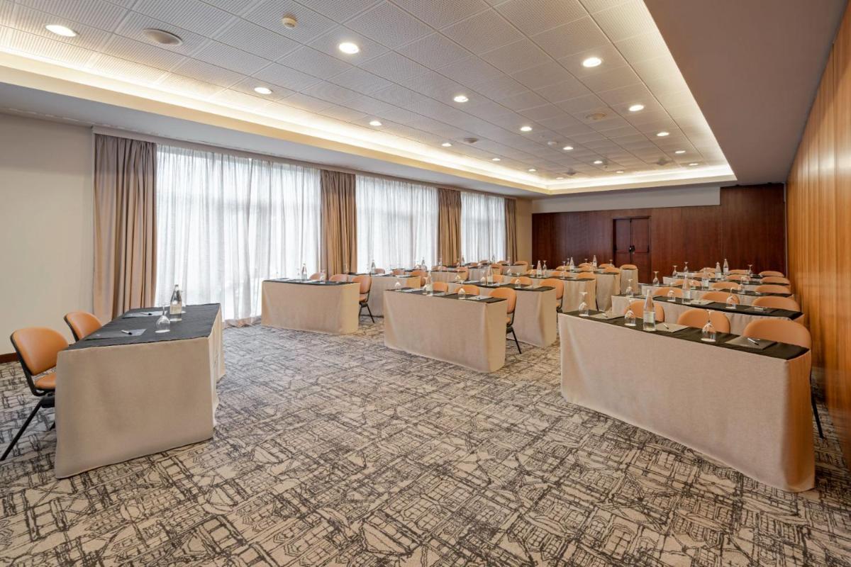 A área empresarial e/ ou a sala de conferências de Terceira Mar Hotel