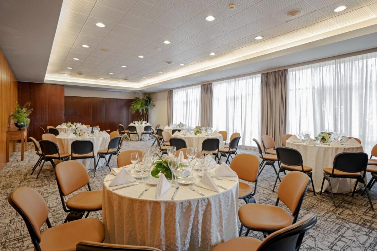 uma sala de conferências com mesas, cadeiras e mesa em Terceira Mar Hotel em Angra do Heroísmo mais 54 fotografias