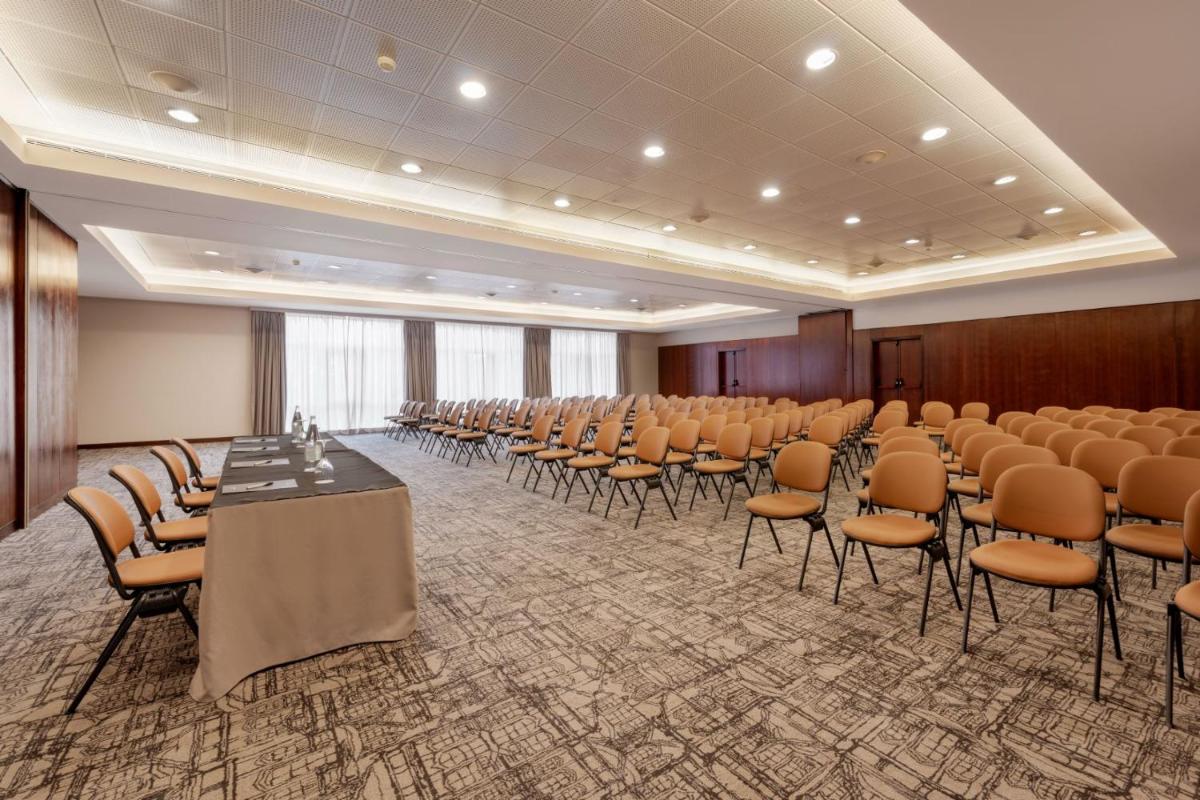 A área empresarial e/ ou a sala de conferências de Terceira Mar Hotel