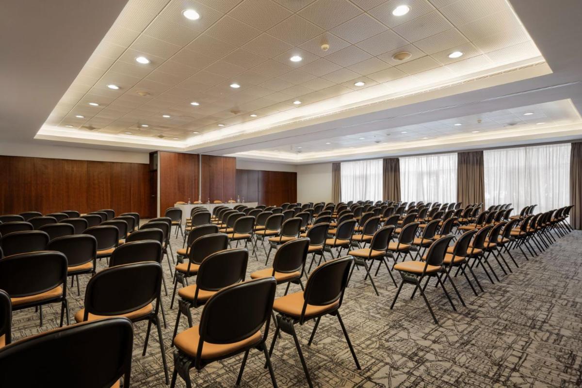 A área empresarial e/ ou a sala de conferências de Terceira Mar Hotel