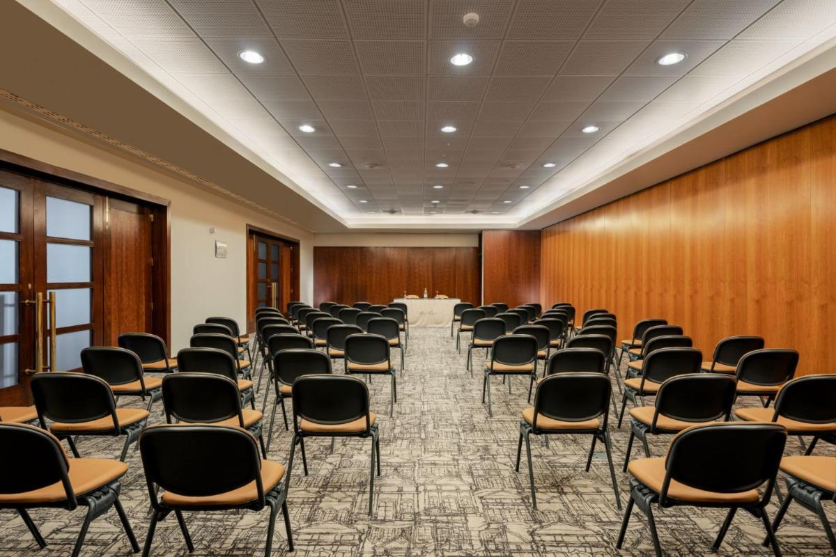 A área empresarial e/ ou a sala de conferências de Terceira Mar Hotel