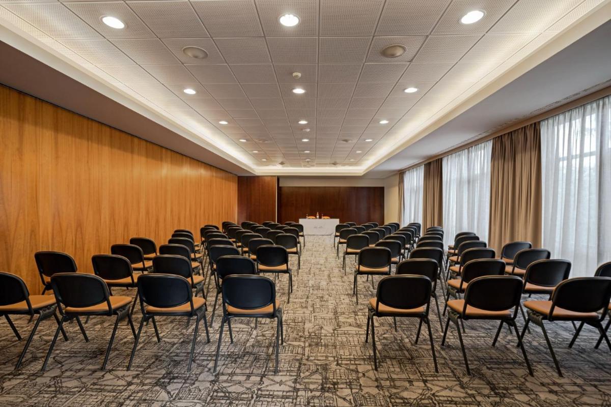 A área empresarial e/ ou a sala de conferências de Terceira Mar Hotel