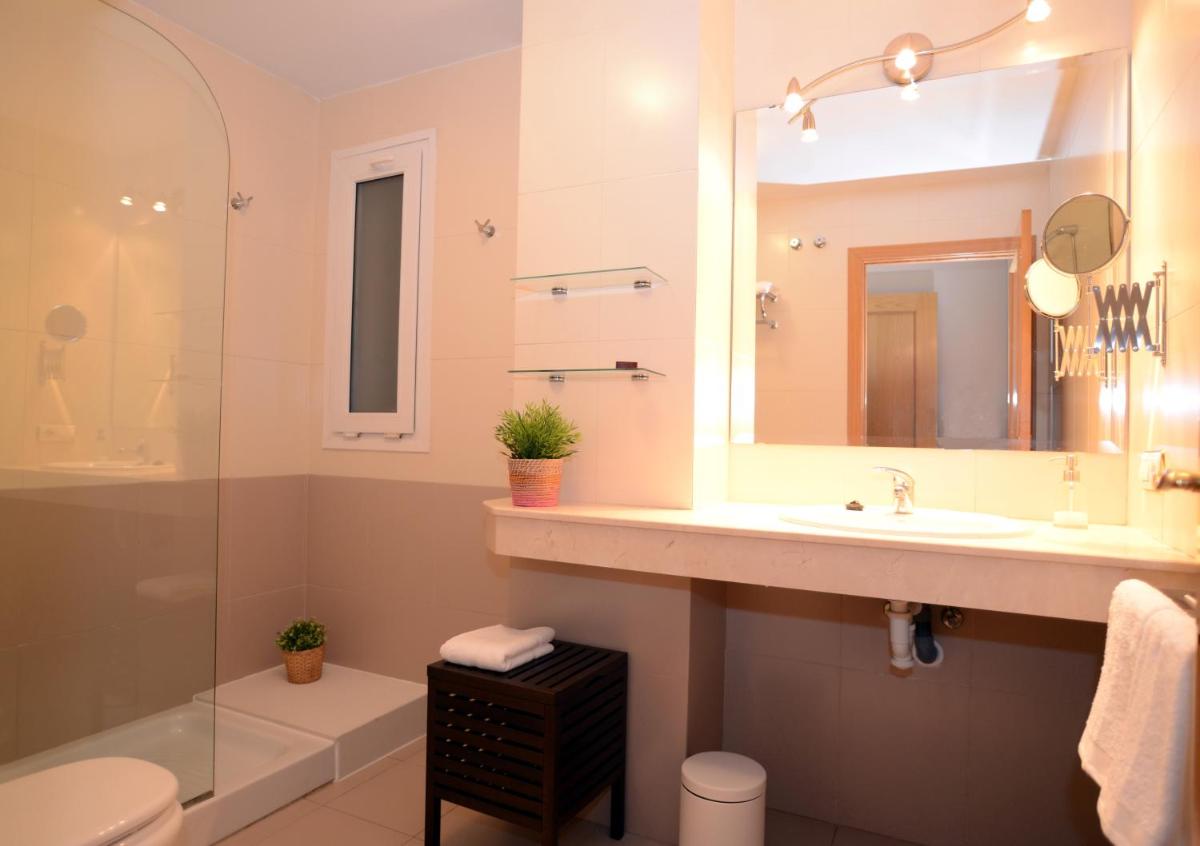 Apartamentos Turísticos Ceres Parking Gratis - Housity