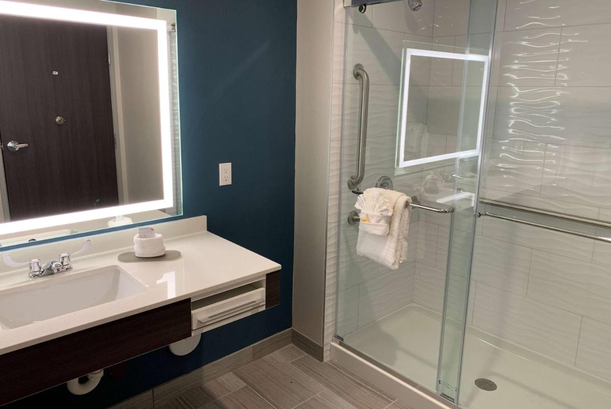 La Quinta Inn & Suites by Wyndham Holbrook Petrified Forest - Housity