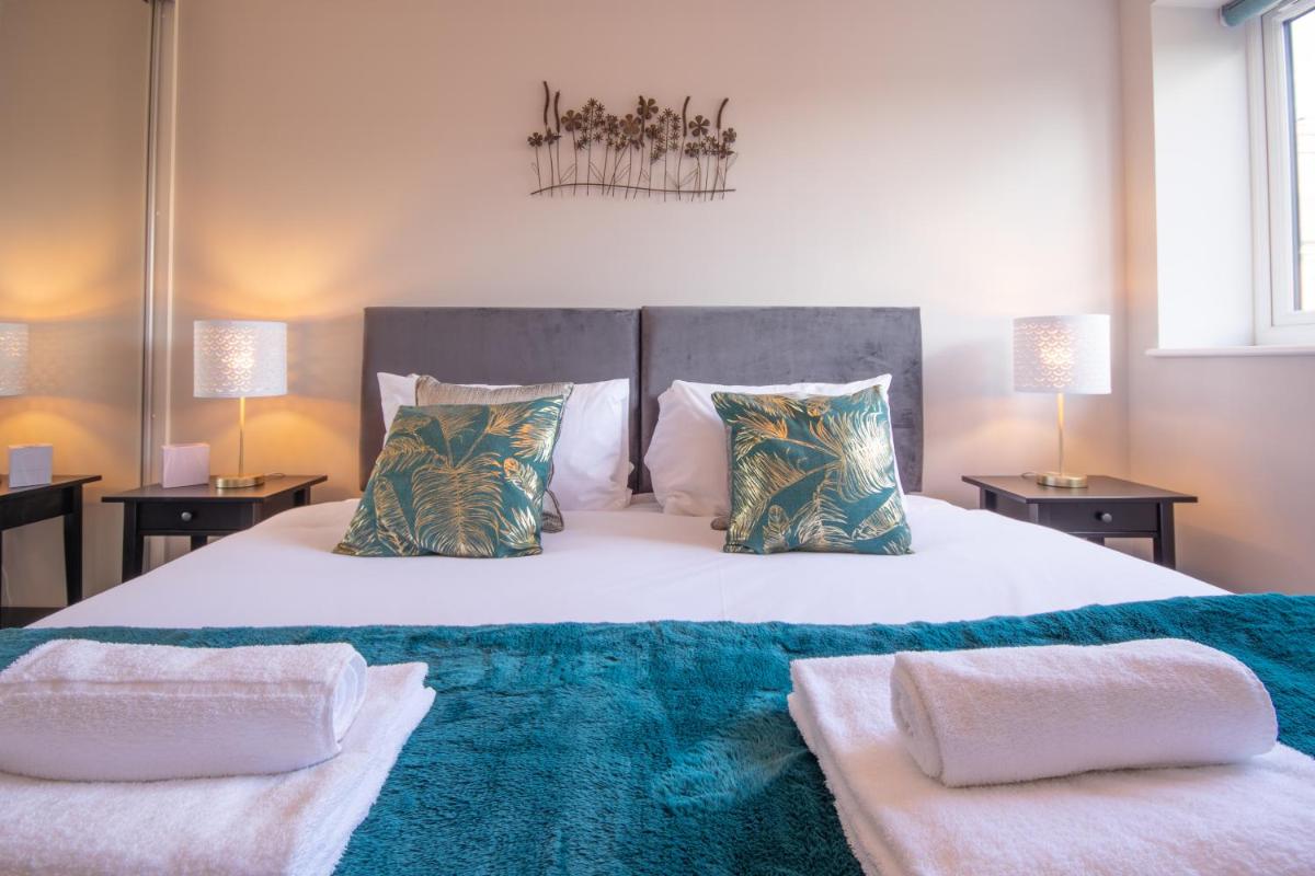 Modern New 2 Bed  - FREE Private Car Park - Housity