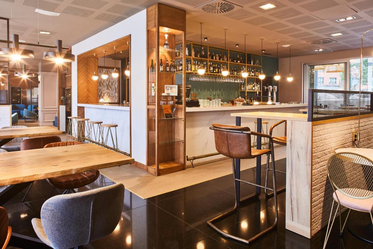 Un restaurante o sitio para comer en Silken Ciudad Gijón