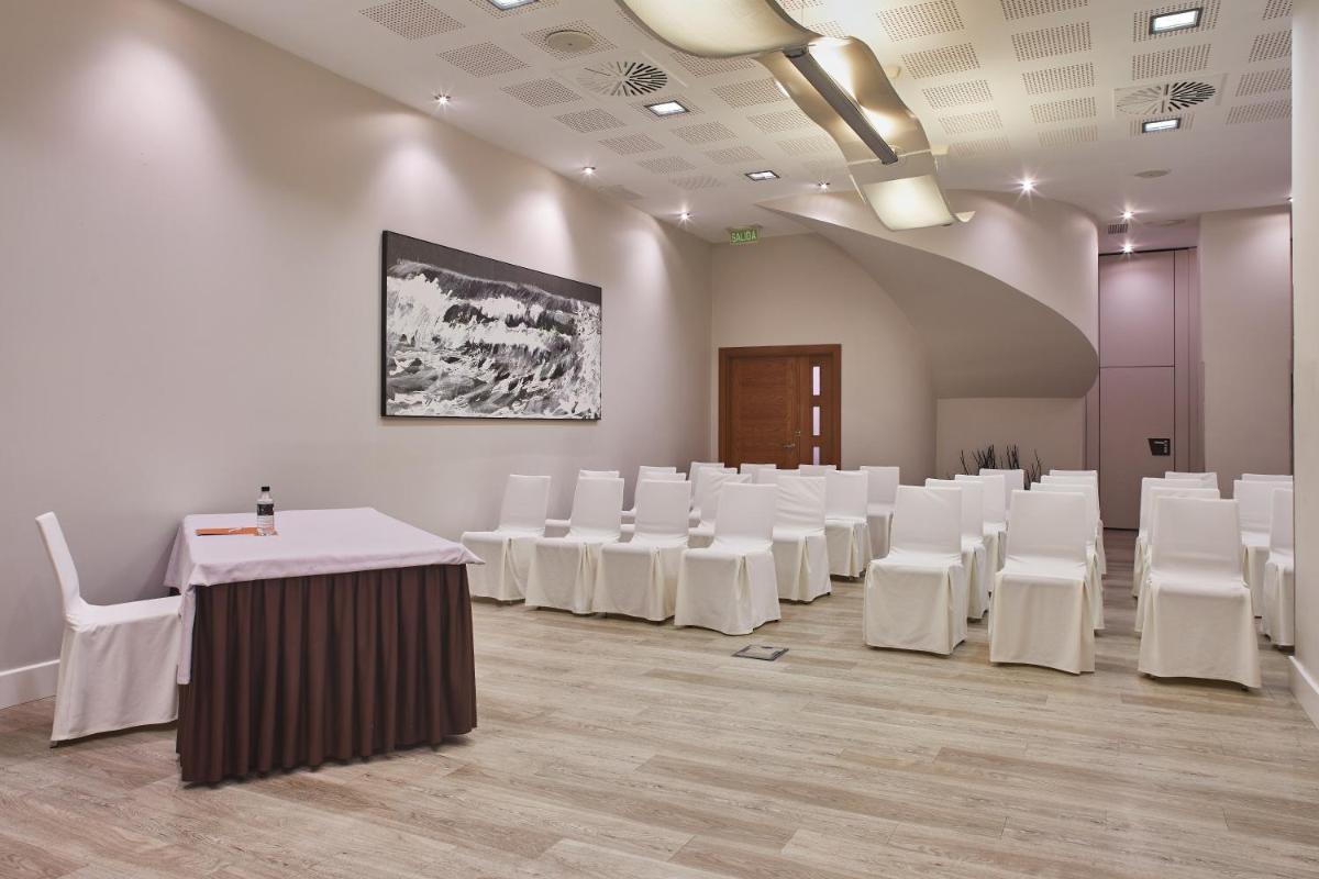 Zona business o sala de conferencias en Silken Ciudad Gijón