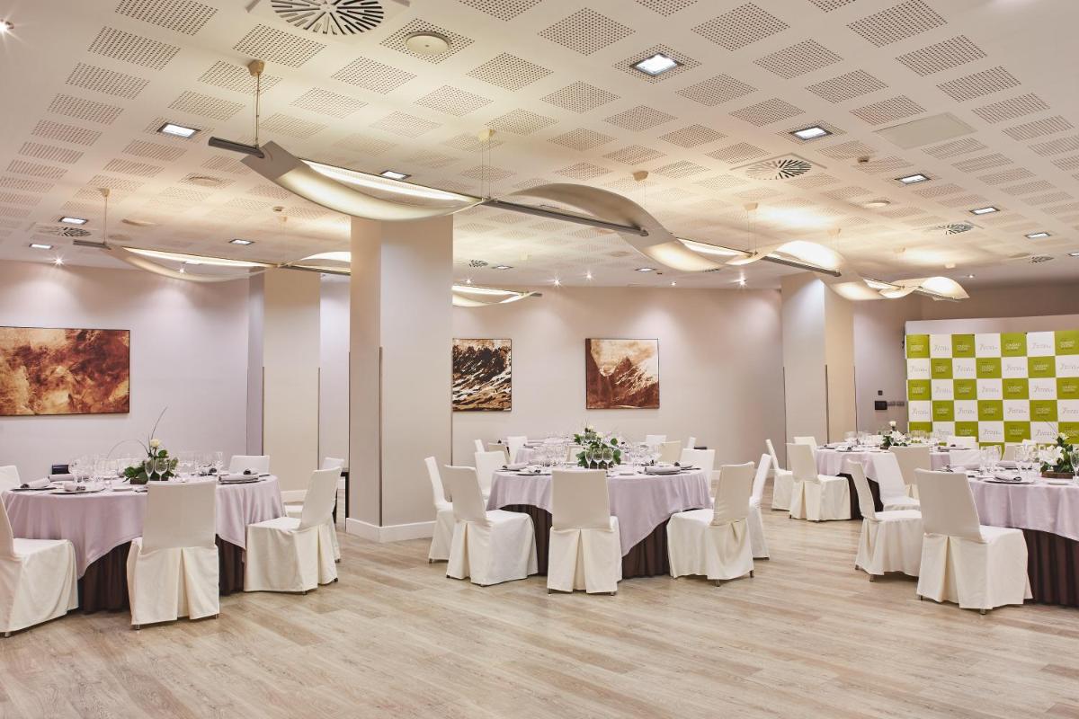 Zona business o sala de conferencias en Silken Ciudad Gijón