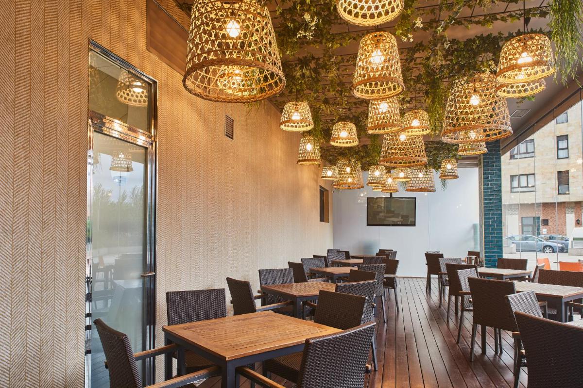 Un restaurante o sitio para comer en Silken Ciudad Gijón