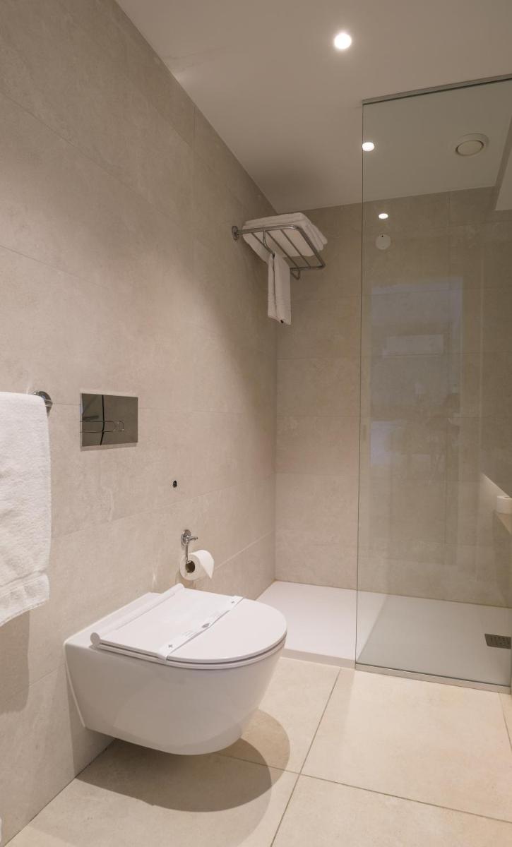 Uma casa de banho em Hotel Vouga