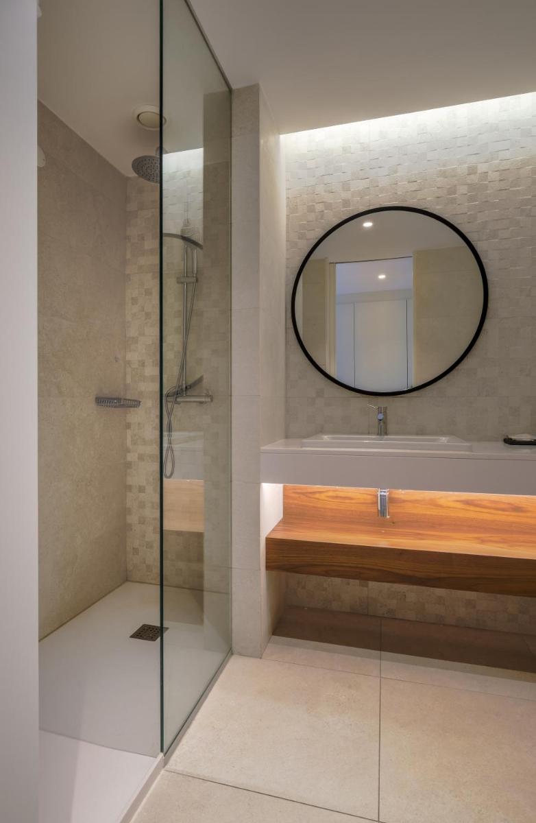 Uma casa de banho em Hotel Vouga