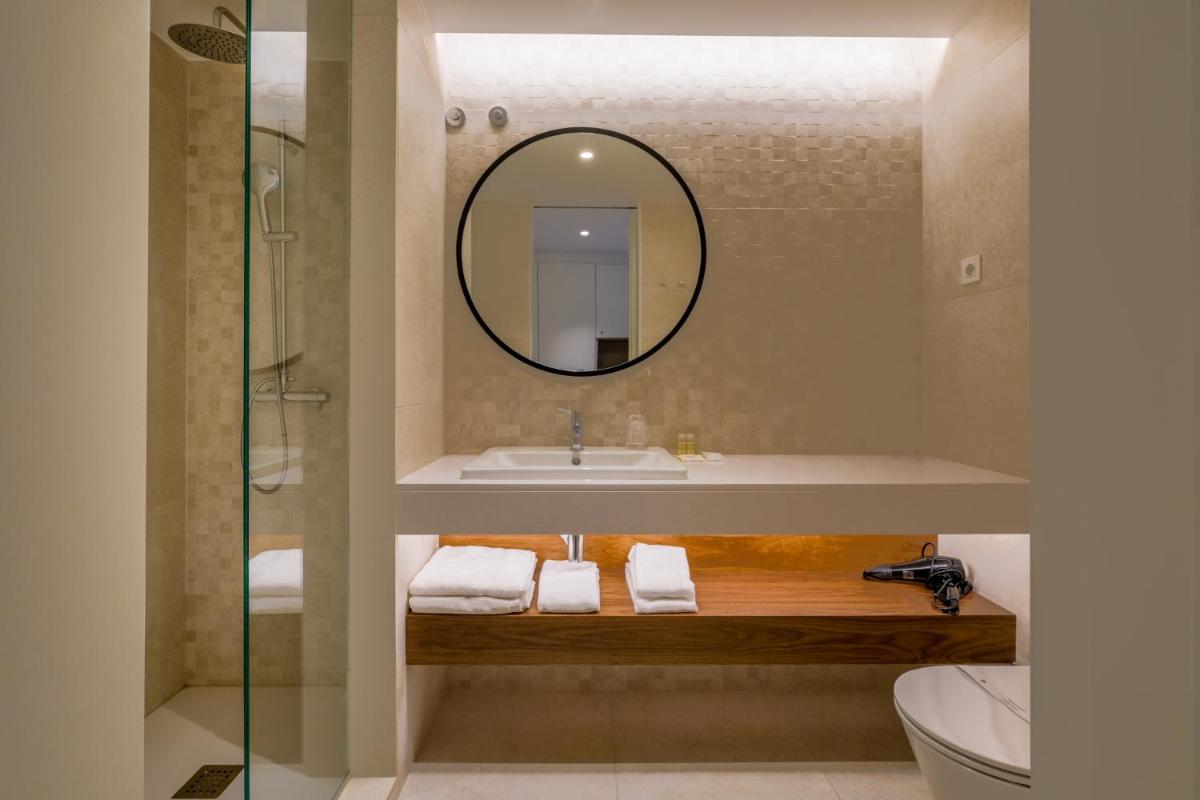 Uma casa de banho em Hotel Vouga