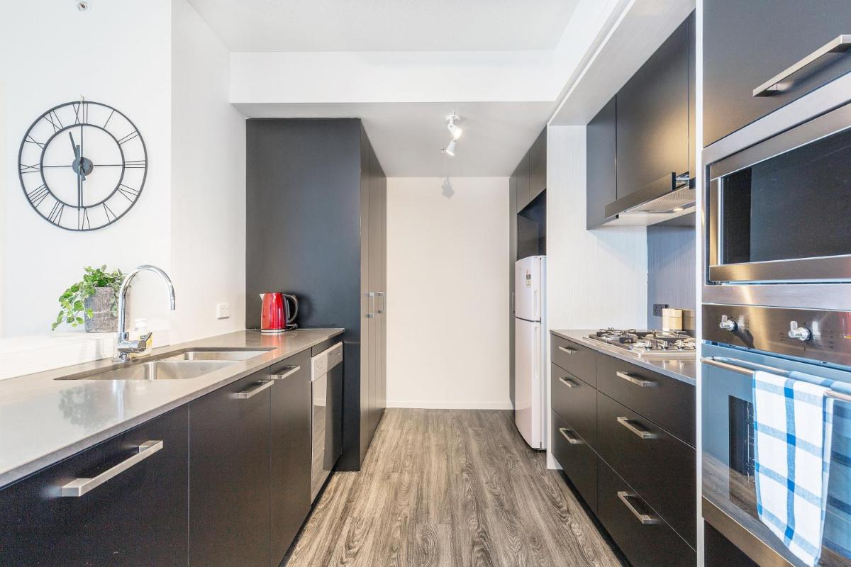 KOZYGURU SOUTH BRISBANE FUNKY 1 BED APT FREE PARKING QSB027-1810 - Housity