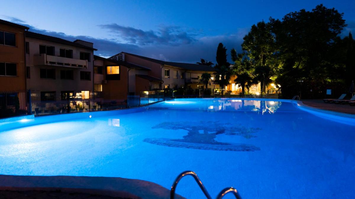 Piscine de l'établissement Logis Hotel Restaurant SPA Les Oliviers ou située à proximité