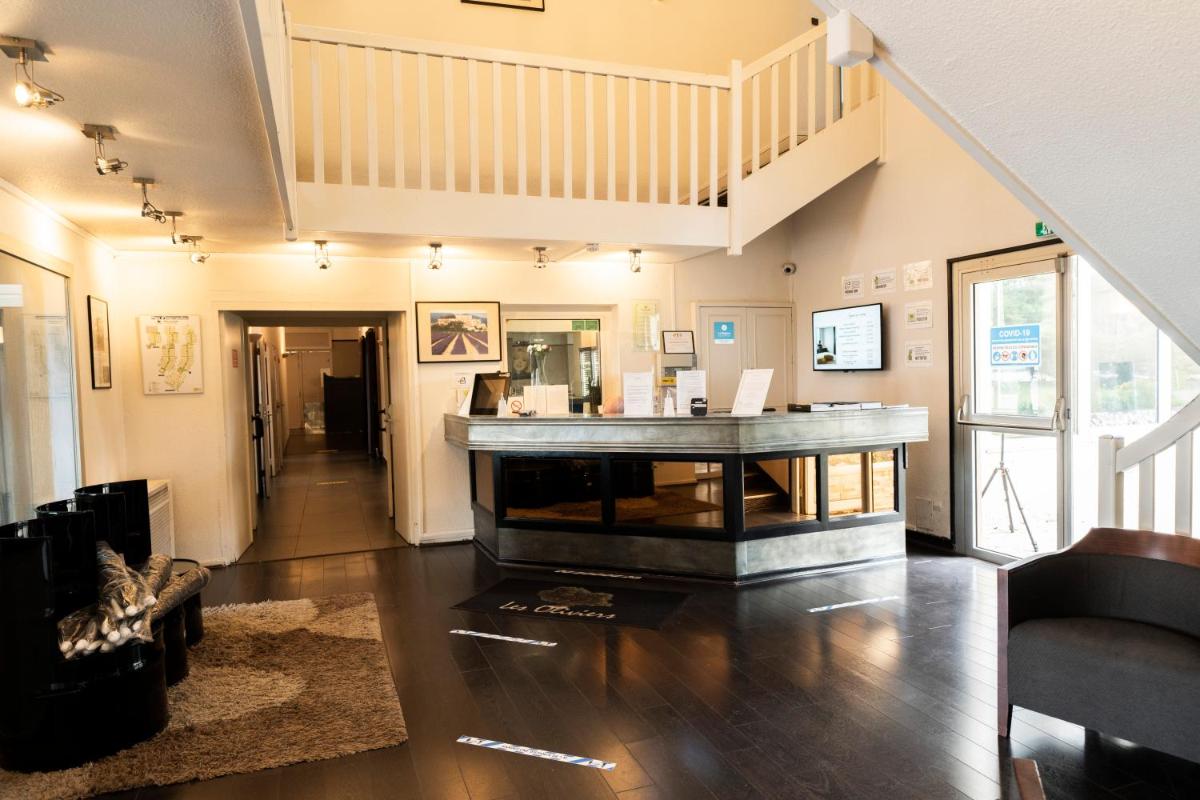 Cuisine ou kitchenette dans l'établissement Logis Hotel Restaurant SPA Les Oliviers