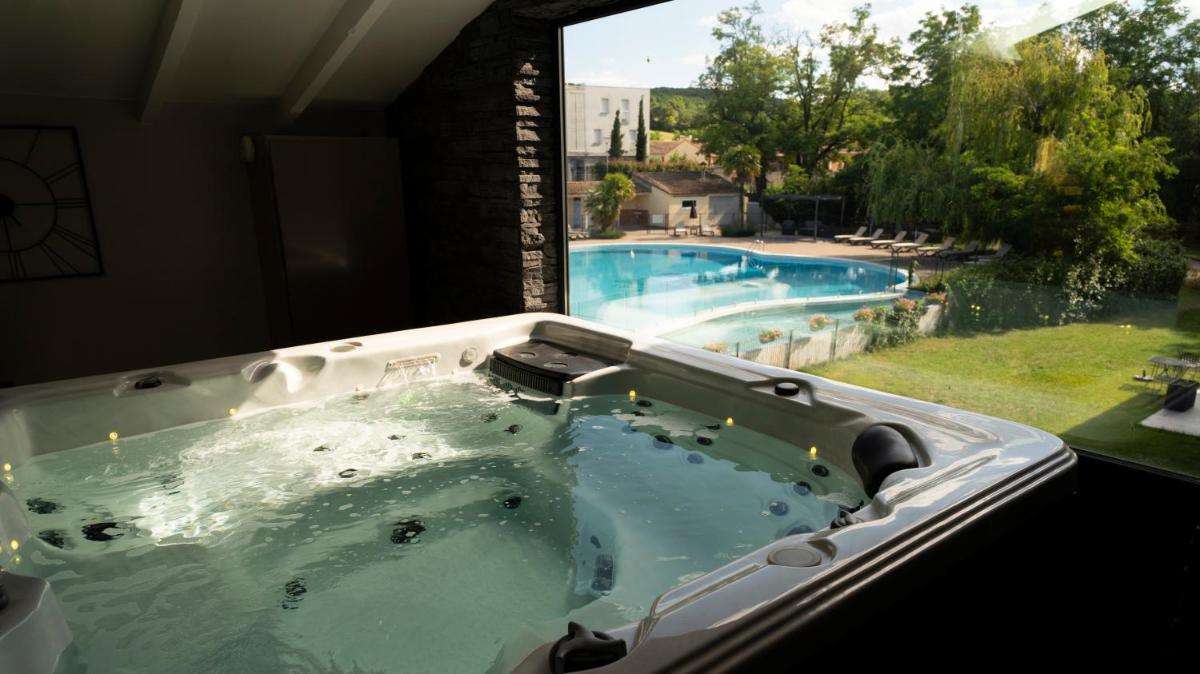 Piscine de l'établissement Logis Hotel Restaurant SPA Les Oliviers ou située à proximité