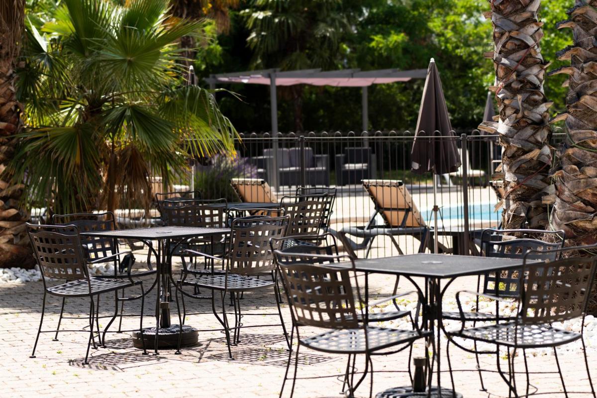 Restaurant ou autre lieu de restauration dans l'établissement Logis Hotel Restaurant SPA Les Oliviers
