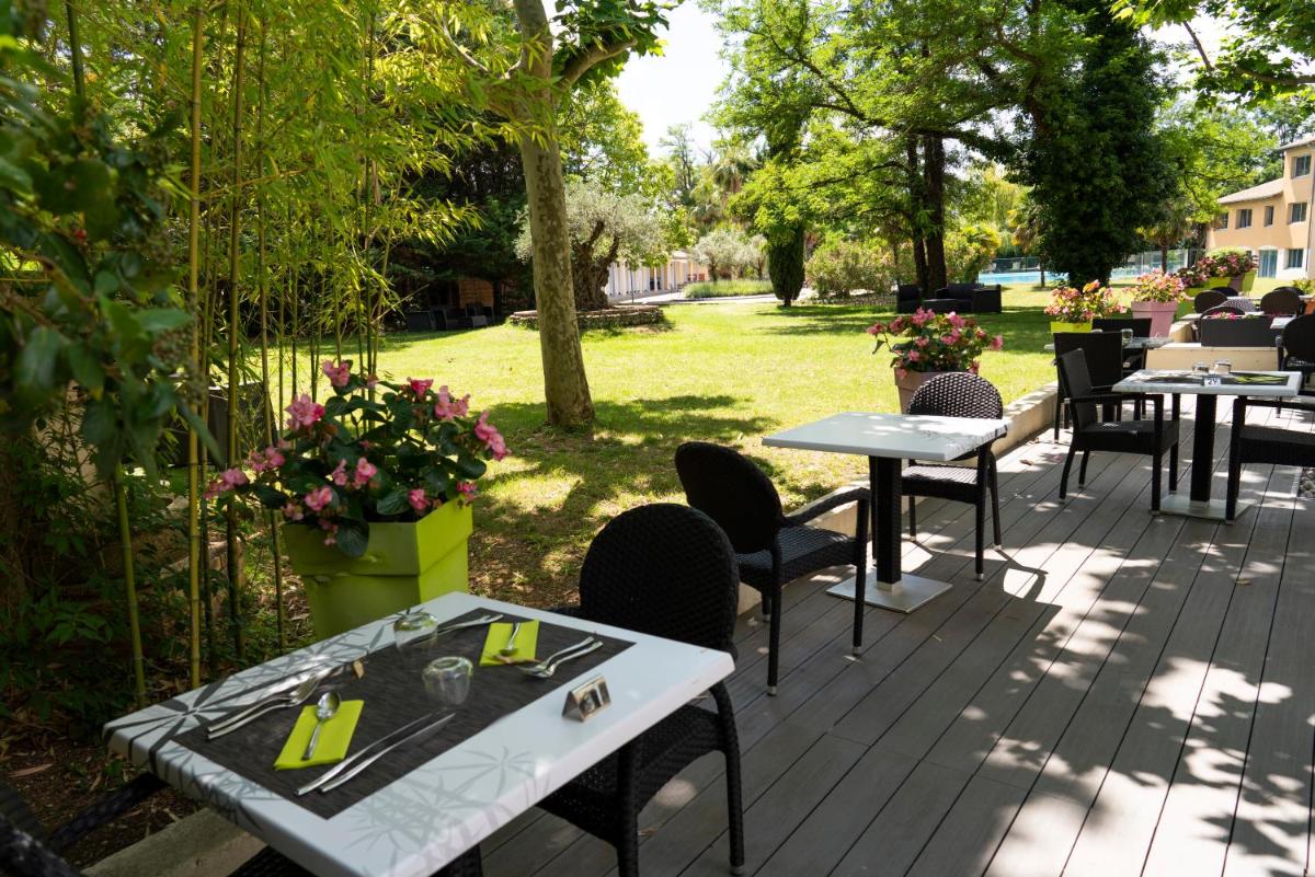 Jardin de l'établissement Logis Hotel Restaurant SPA Les Oliviers
