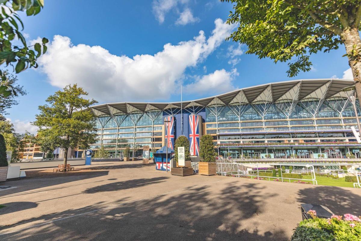 5 MINUTE WALK TO ASCOT RACECOURSE - FREE PARKING - Housity