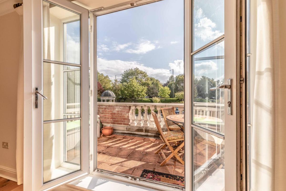 5 MINUTE WALK TO ASCOT RACECOURSE - FREE PARKING - Housity
