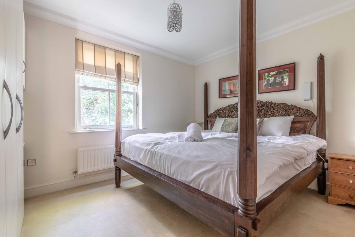 5 MINUTE WALK TO ASCOT RACECOURSE - FREE PARKING - Housity