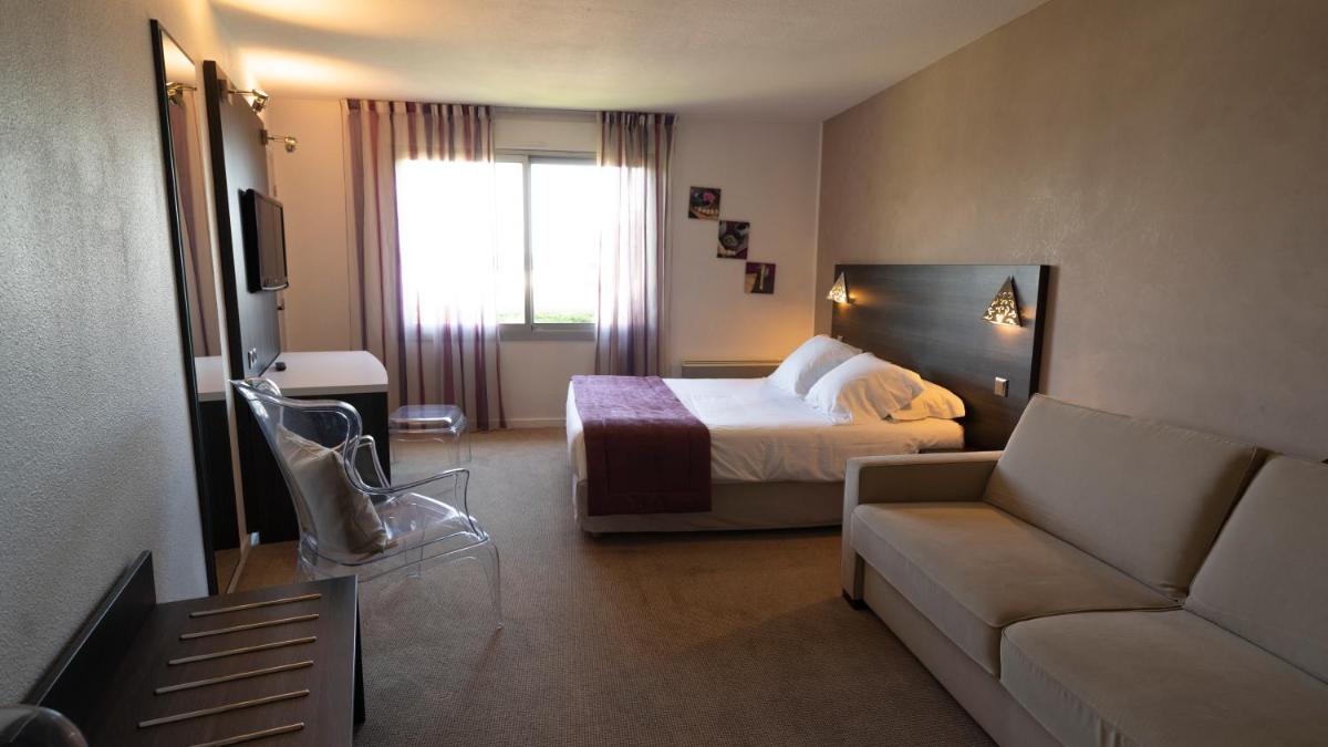 Coin salon dans l'établissement Logis Hotel Restaurant SPA Les Oliviers