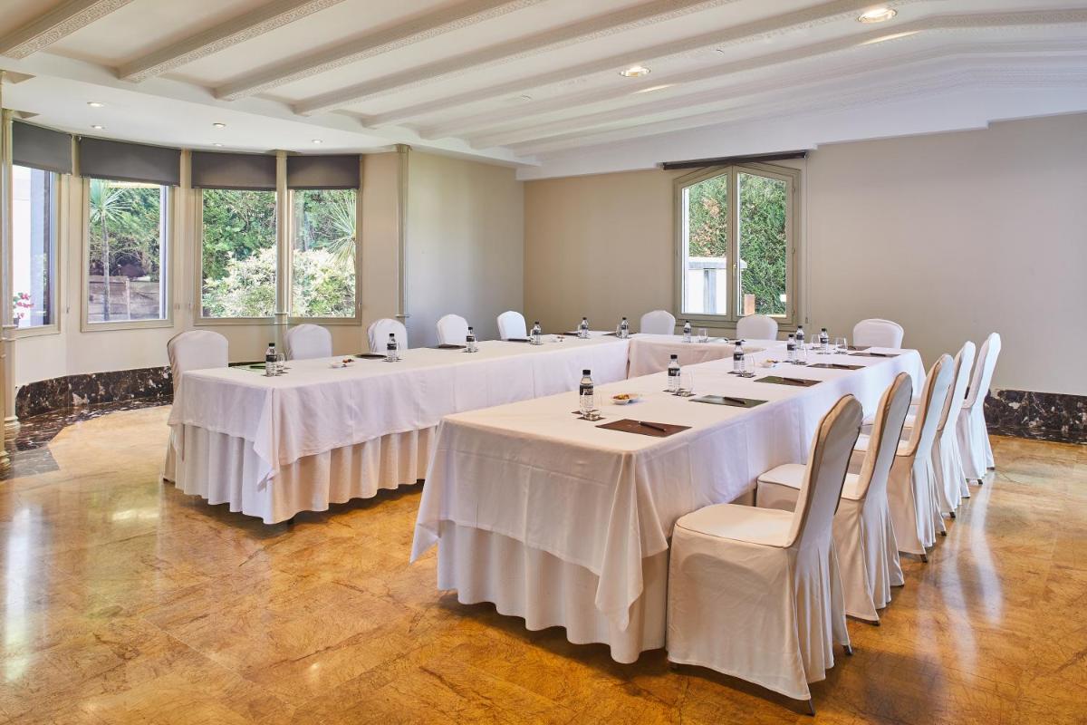 Un restaurante o sitio para comer en Silken Gran hotel Durango