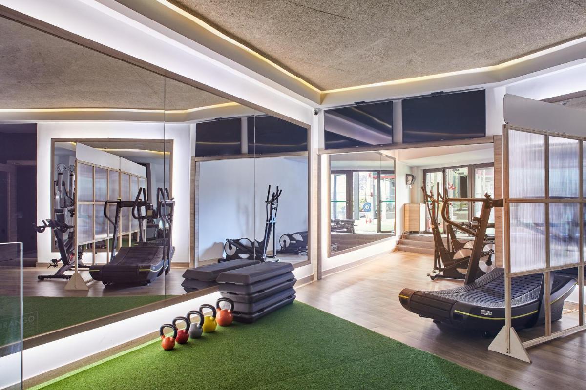 Un gimnasio con cintas de correr y equipos de ejercicio en una habitación. en Silken Gran hotel Durango, en Durango