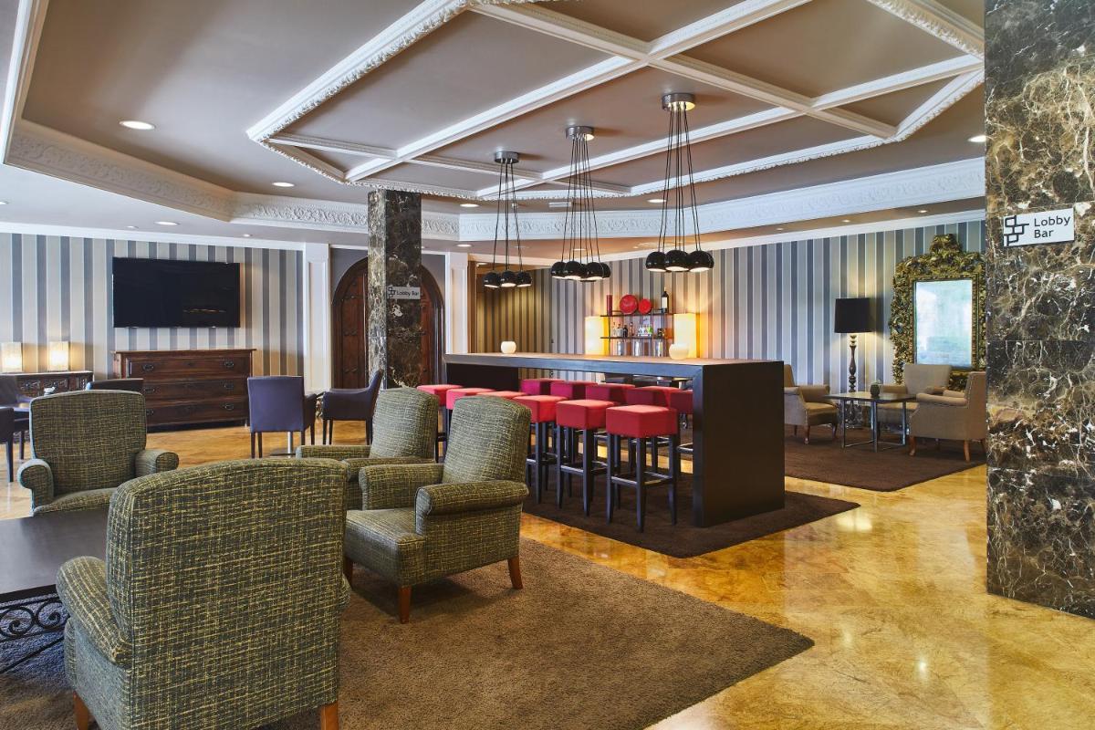 Una televisión o centro de entretenimiento en Silken Gran hotel Durango