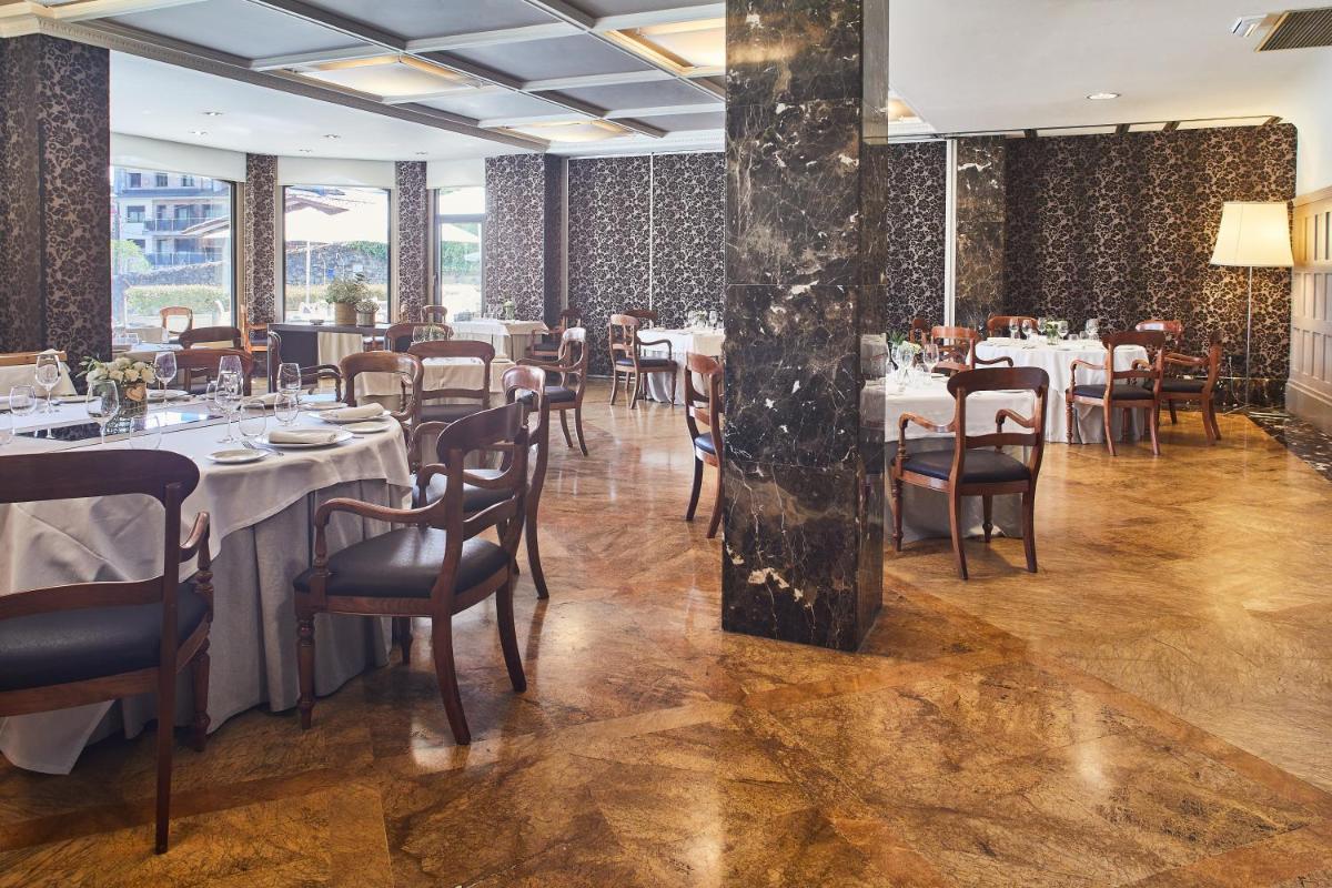 Un restaurante o sitio para comer en Silken Gran hotel Durango