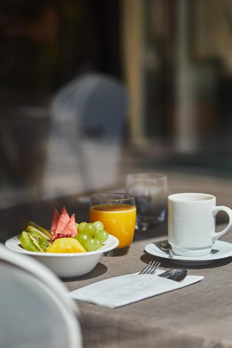 Comida en o cerca de este hotel