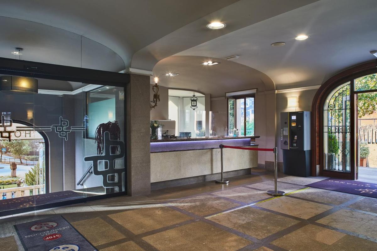 Una habitación grande con un mostrador y un espejo. en Silken Gran hotel Durango, en Durango 78 fotos más