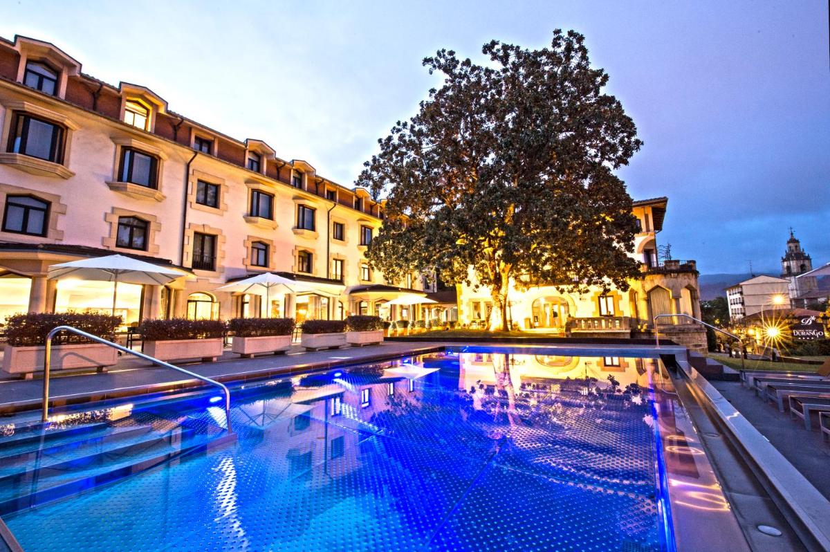 una gran piscina frente a un edificio en Silken Gran hotel Durango, en Durango
