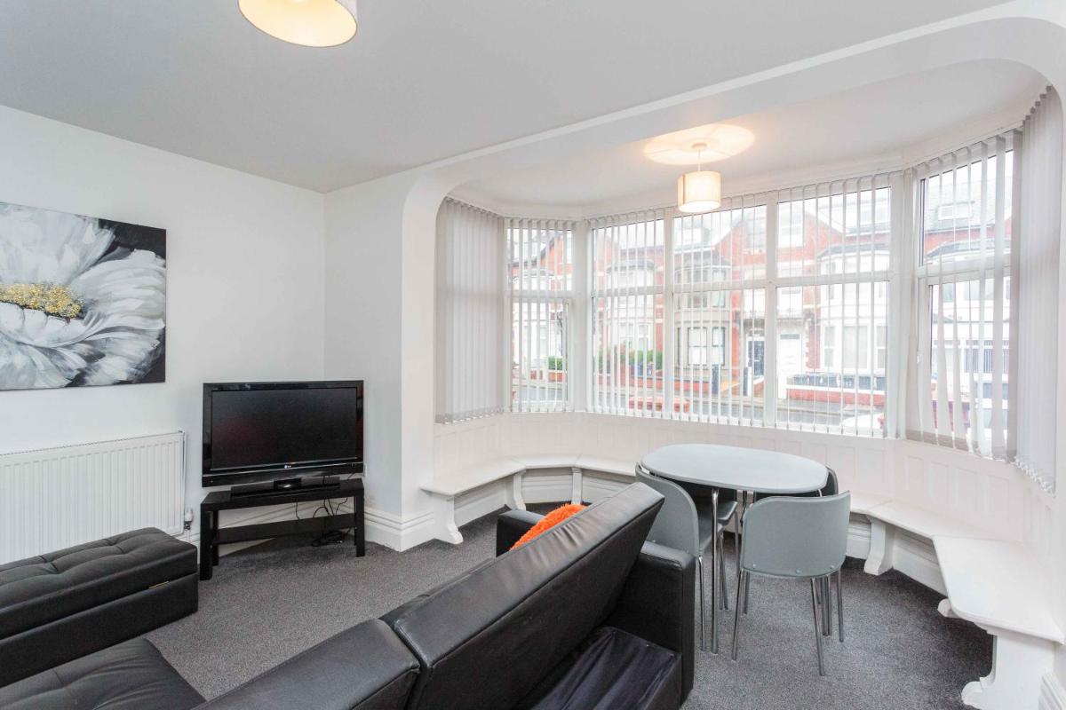 Cherry Property - Orange Suite - Housity
