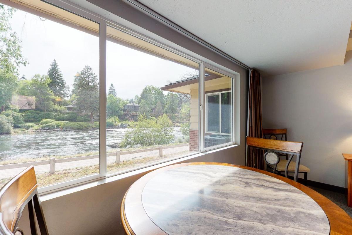 Deschutes Riverside Escape - Housity