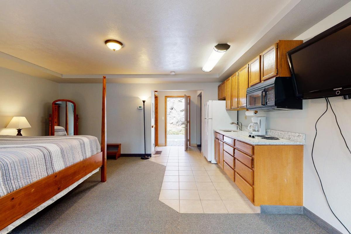 Deschutes Riverside Escape - Housity