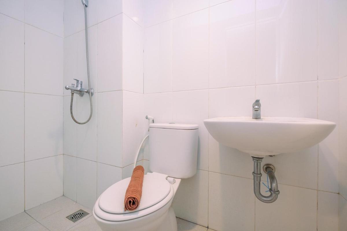 Simply Look Studio Tamansari Mahogany Karawang Apartment By Travelio - Housity