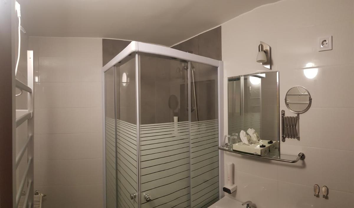 HBH Bajor Sörház, Étterem és Panzió - Housity