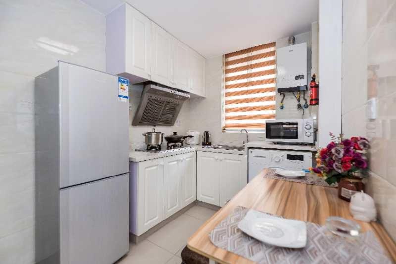 100-inch Projection near Pearl Towel and The Bund - Housity