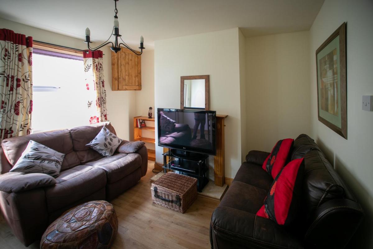 Charming terraced cottage close to Alton Towers - Housity