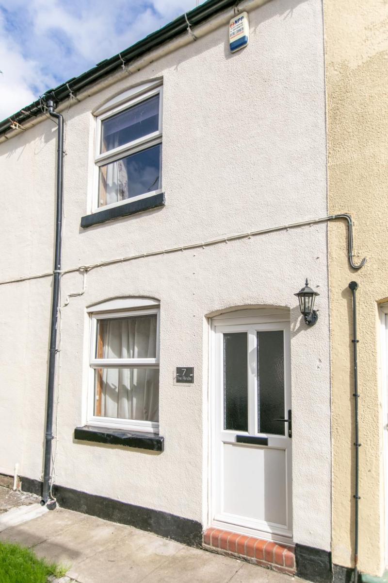 Charming terraced cottage close to Alton Towers - Housity