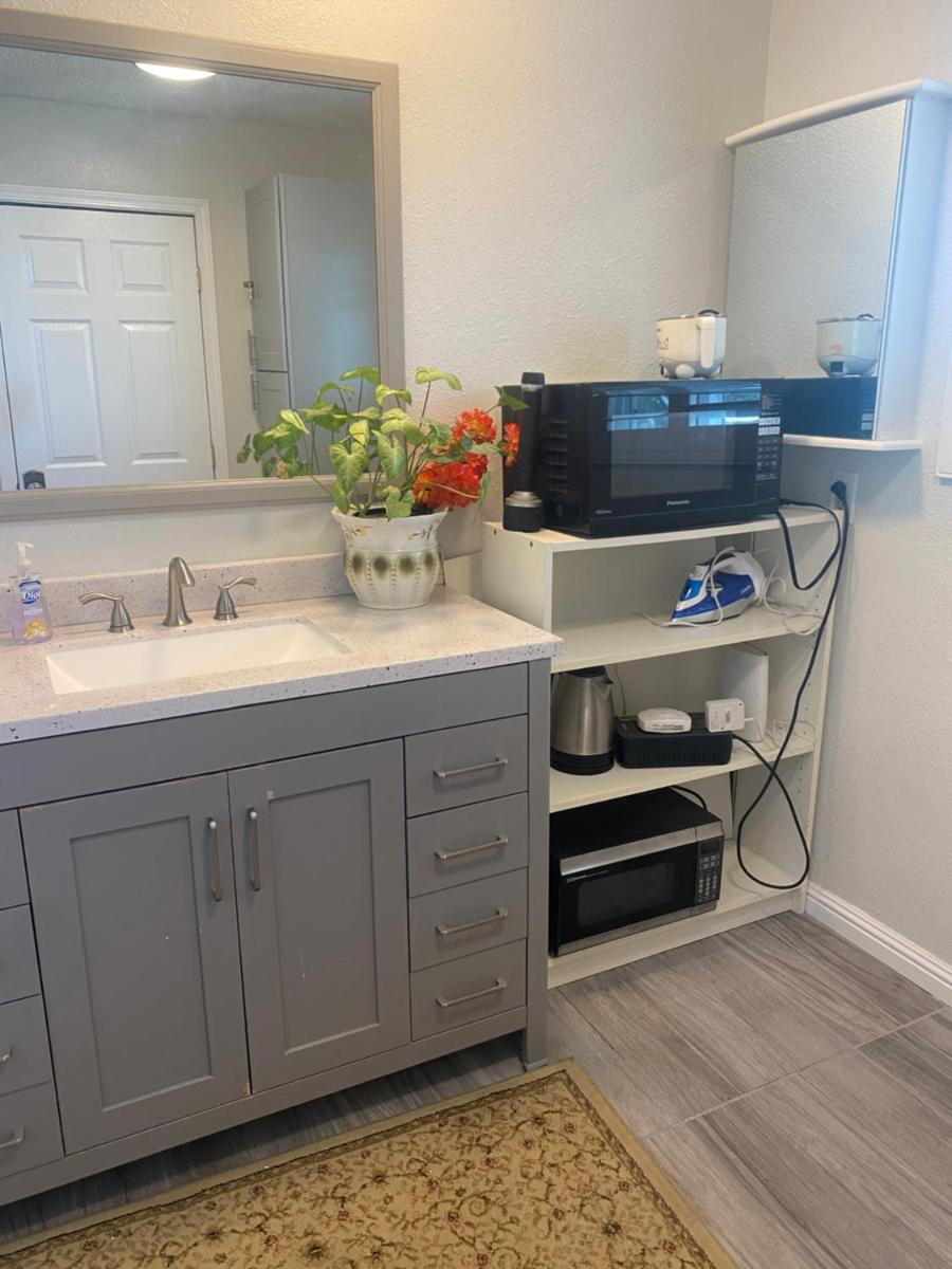 Private Room in Los Angeles with AC, Strong WIFI, Smart TV, Work Desk near Sofi Stadium - Housity