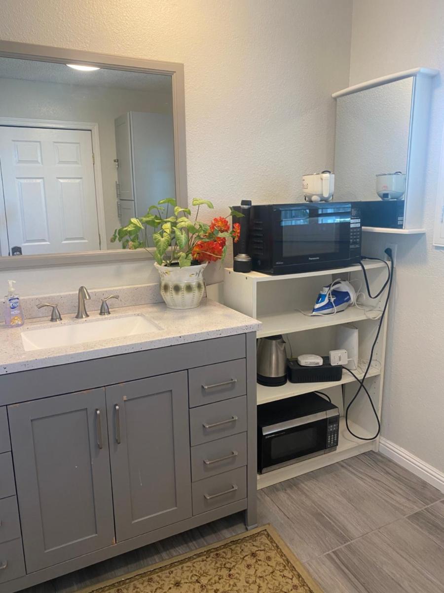 Suitetrails - Private Room in Los Angeles with AC, Strong WIFI, Smart TV, Work Desk near Sofi Stadium