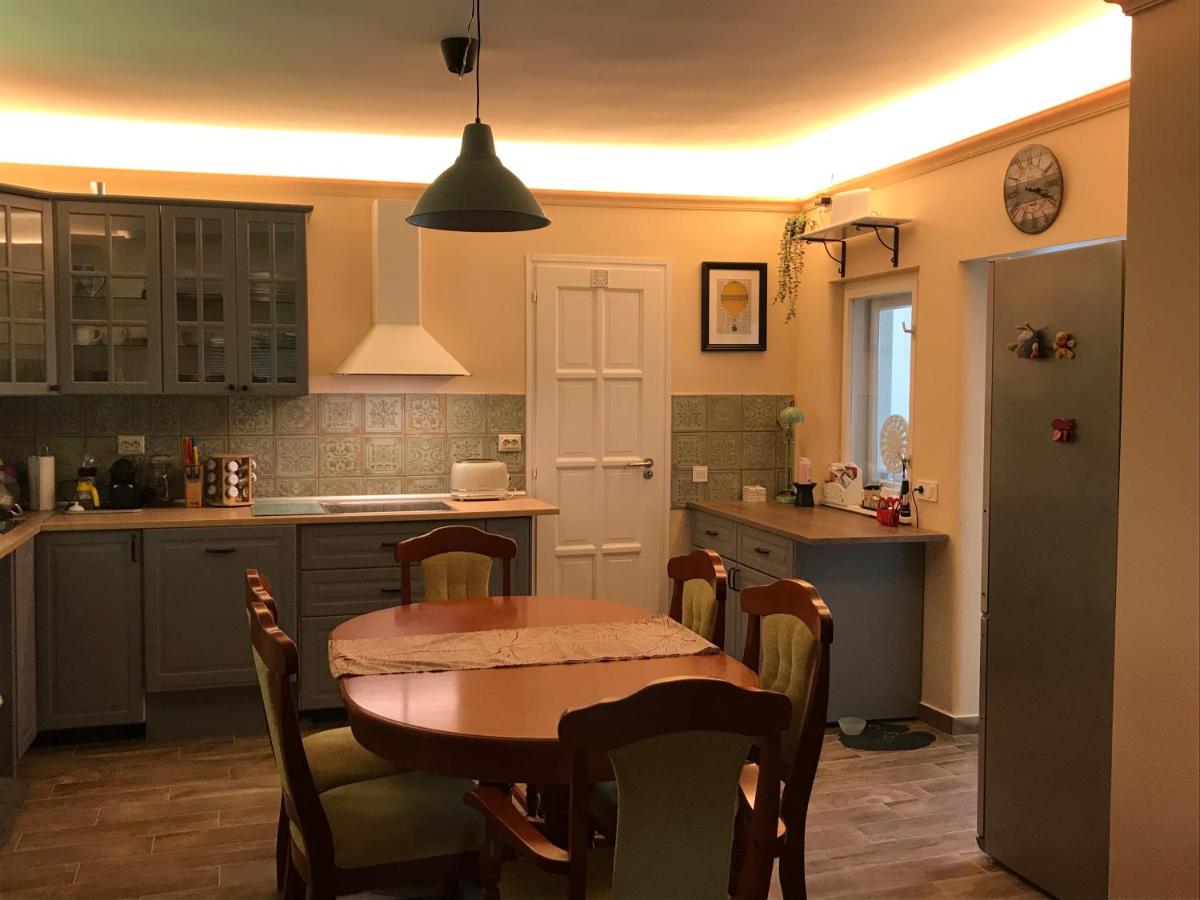 21 és fél Fenyő Vendégház - Housity