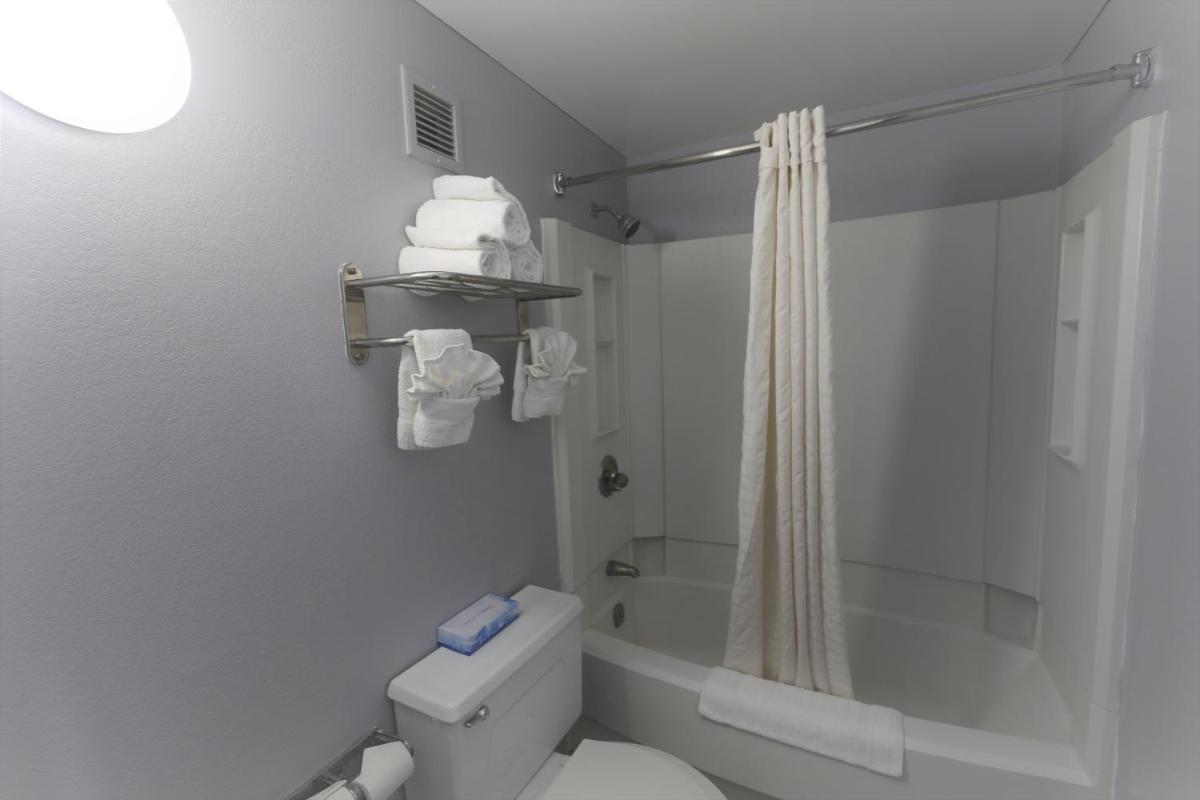 Super 8 by Wyndham Manassas - Housity