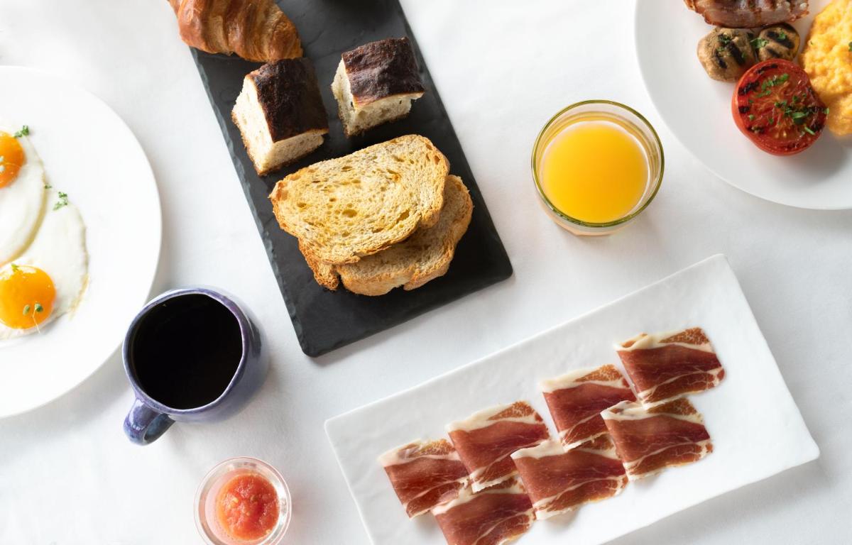 Comida en o cerca de este hotel