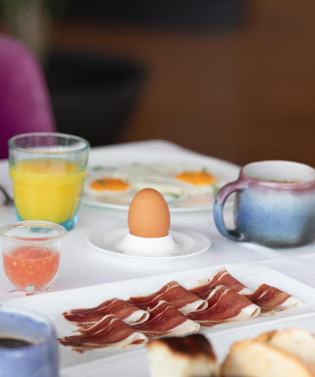 Opciones de desayuno disponibles en Bohemia Suites & Spa - Adults Only