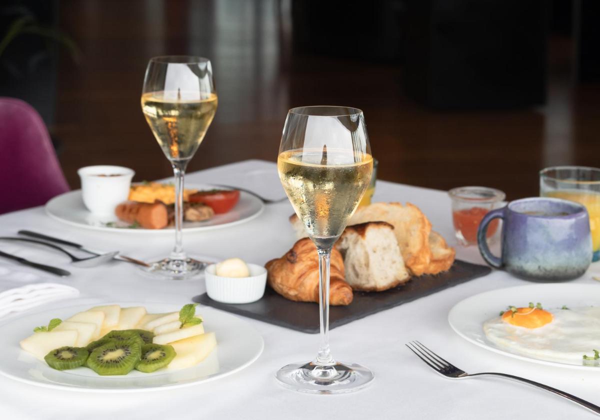 Comida en o cerca de este hotel